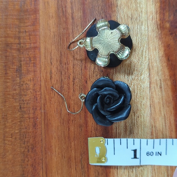 🖤 Matte Black Flower Earrings - Picture 3 of 3